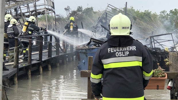 Vier Rundfahrtschiffe am Neusiedler See standen in Brand