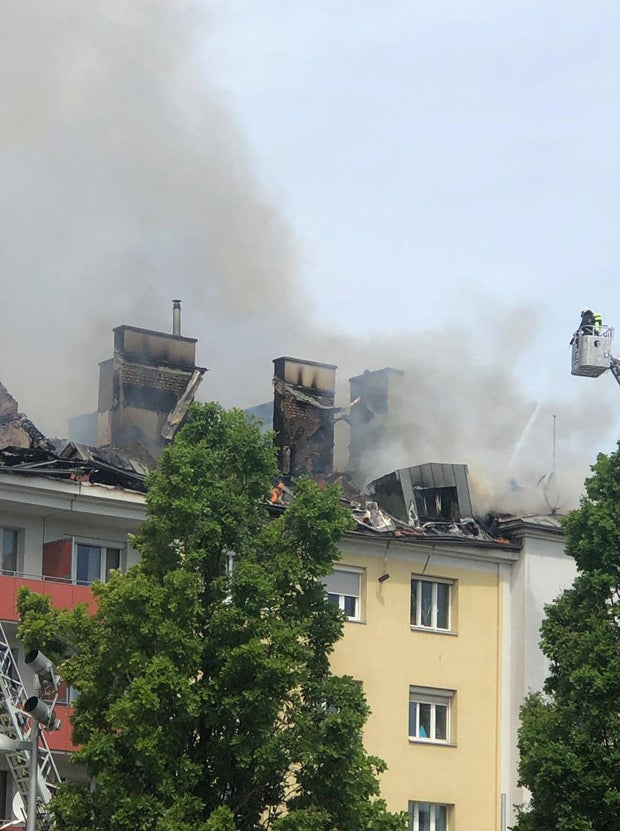 Dachbrand in Mehrparteienhaus - Fünf Verletzte