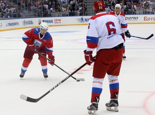 Putin ging aufs Eis - viele Tore und ein Sturz