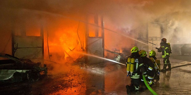 Großbrand in einem Autohaus in NÖ