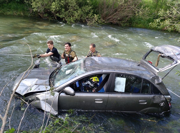 Lenker kam von Straße ab - Feuerwehren zogen Pkw aus Schwarza