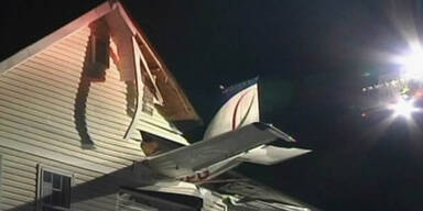 Kleinflugzeug in Wohnzimmer gestürzt