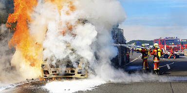 LKW geht auf A21 in Flammen auf