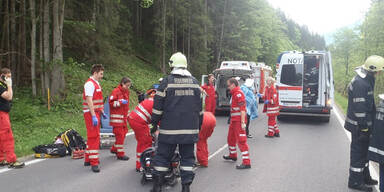 Auto landet nach Unfall auf dem Dach in Bachbett