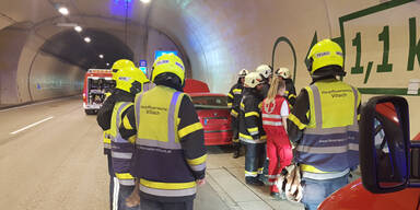Frau l&ouml;schte brennendes Auto in Oswaldibergtunnel