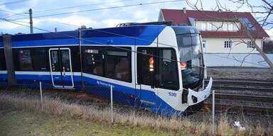 Schock f&uuml;r Fahrg&auml;ste: Badner Bahn entgleist