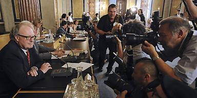 Graf Ali verhöhnt das Parlament