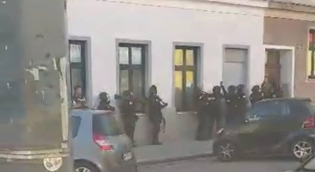 Alkoholisierter schoss bei Verfolgungsjagd aus Autofenster