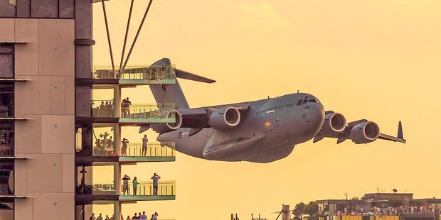 Airforce-Monster kuschelt mit Wolkenkratzern