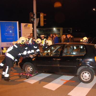 Die FF Maria Enzersdorf birgt den beschädigten PKW.