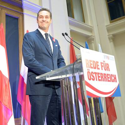 Die Bilder zu Straches Fahnen-Tritt