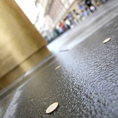 Säule spuckt Euromünzen