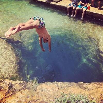 Irrer Sprung ins Wasserloch