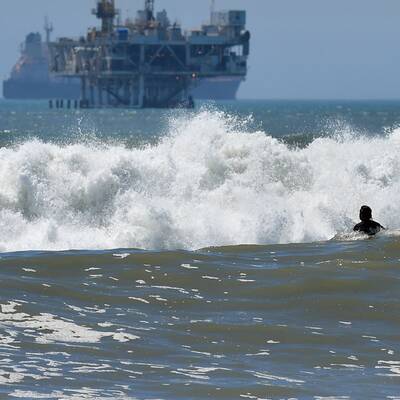 Ein Sanddamm an der Küste