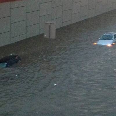 Autos versinken im Regen