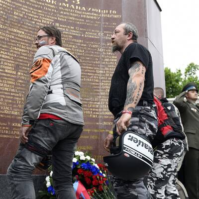 Nachtwölfe legen Kranz in Wien nieder