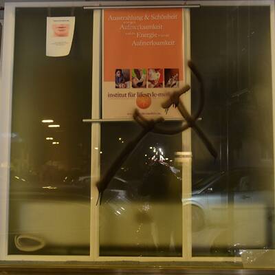 Er will keine Flüchtlinge behandeln, jetzt wurde er Opfer einer Schmierattacke.