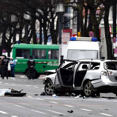 Auto explodiert mitten in Berlin