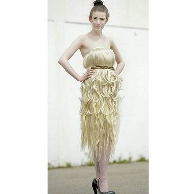 Model Nina Arkley trug das Kleid von Friseurin Jodie Breeds 