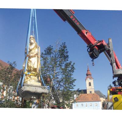 und seitlich auf die  Ladefläche gelegt.