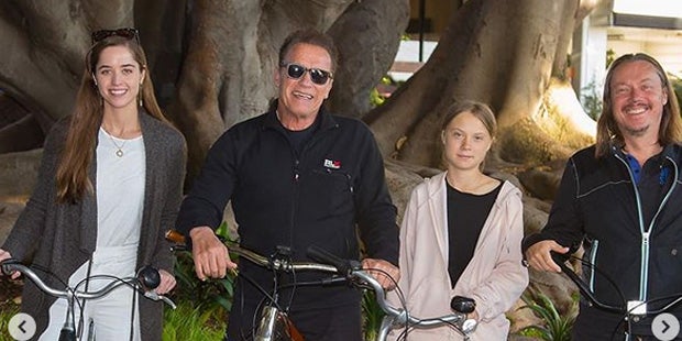 Hier radelt Greta Thunberg mit Arnold Schwarzenegger