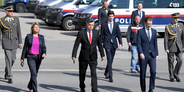 Jubiläumsgedenken mit rot-weiß-rotem Mundschutz