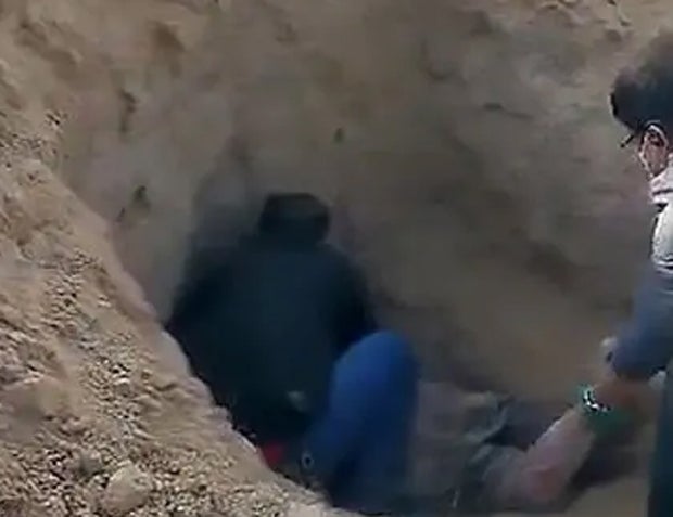 Sohn begräbt seine Mutter bei lebendigem Leib