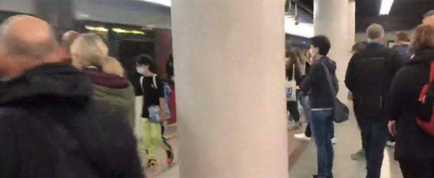 So eng ist es in der U6 schon wieder