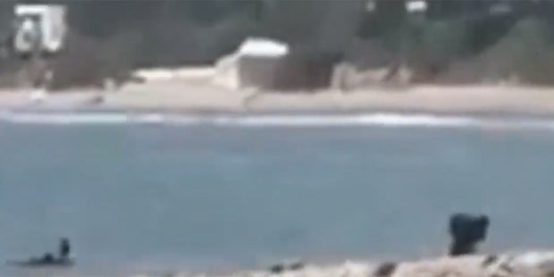 Touristen filmen Drogen-Lieferung am Strand