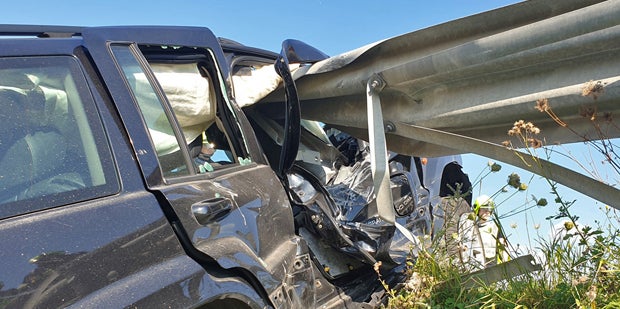 Jeep von Leitschiene aufgespießt: Lenker überlebt Horror-Crash