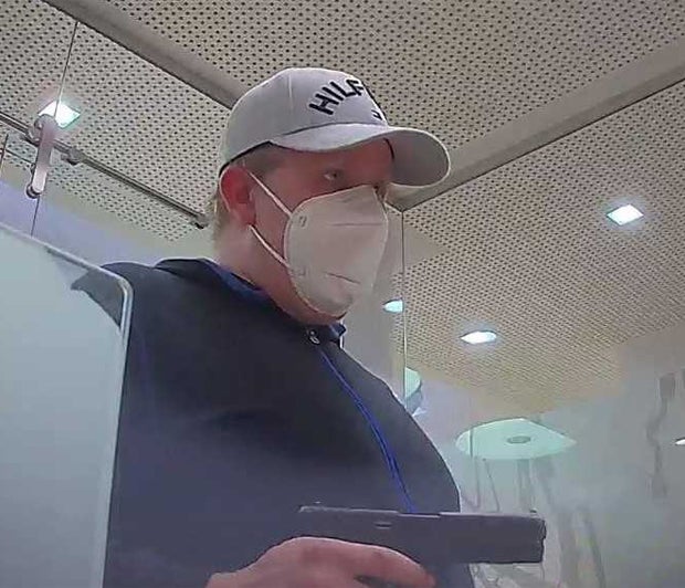 Bewaffneter Überfall: Polizei fahndet nach diesem Mann