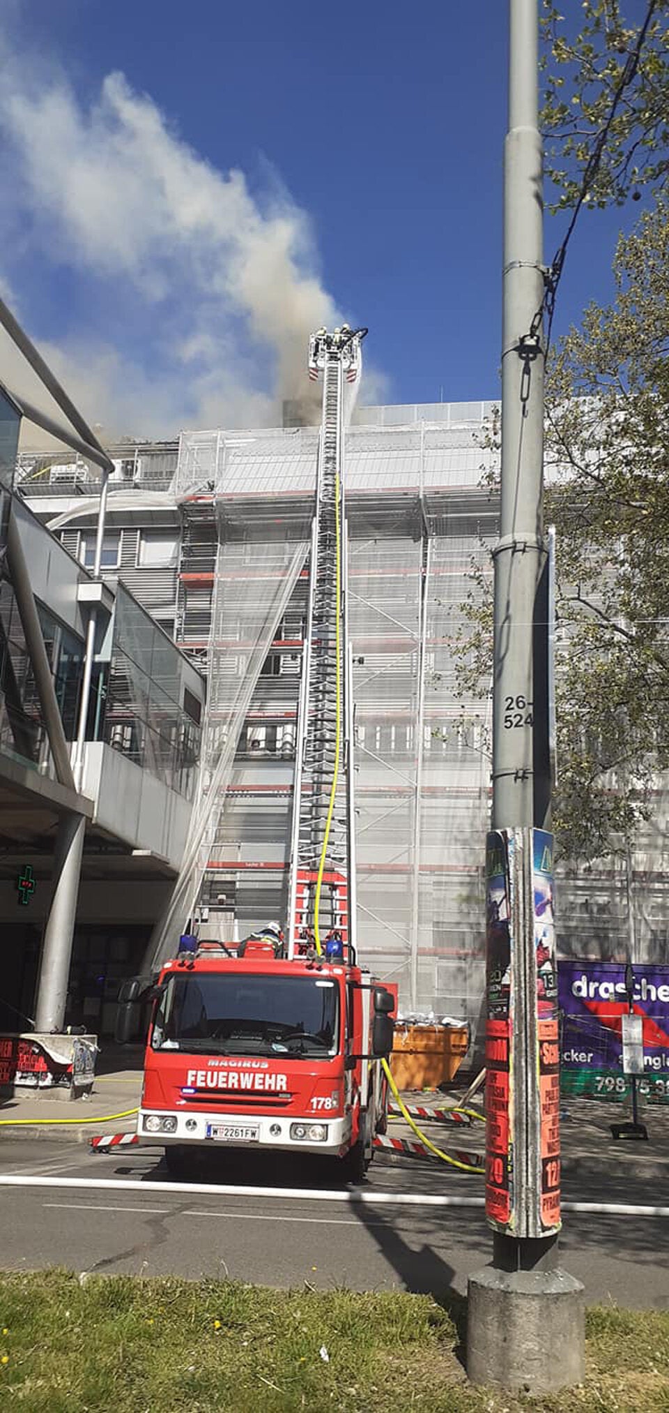 Dachbrand im Wiener Donauzentrum: Floriani verletzt