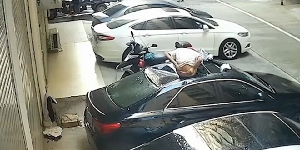 Frau kracht beim Balkon-Sex auf Auto