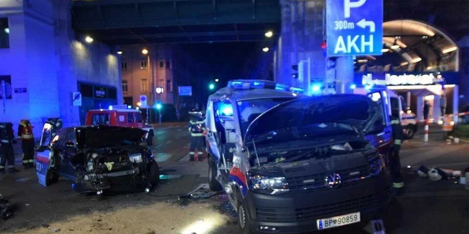 Pkw-Lenker kracht in Polizeibus: Vier Verletzte