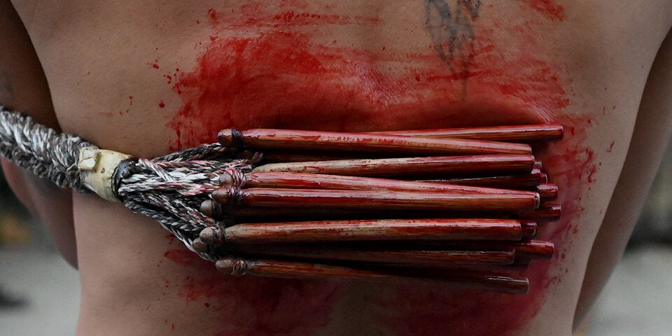 Gläubige lassen sich ans Kreuz nageln