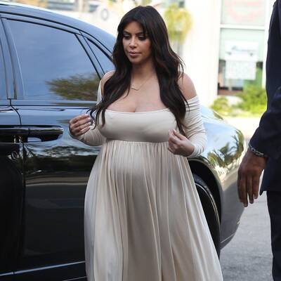 Kim Kardashian schwanger im Maxi-Kleid 