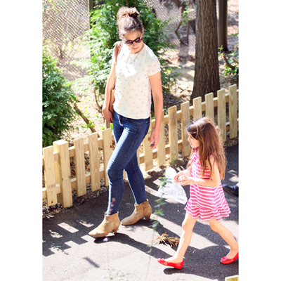 Suri liebt ihre Roger Vivier Schuhe 