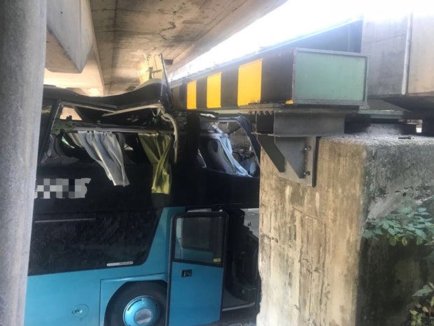 Spektakulärer Crash macht aus Doppeldecker Cabrio