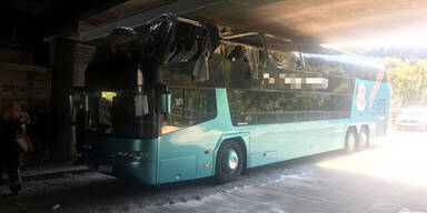 Spektakul&auml;rer Crash macht aus Doppeldecker Cabrio