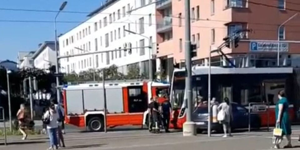 Pkw crasht mit Bim: 21-Jährige verletzt