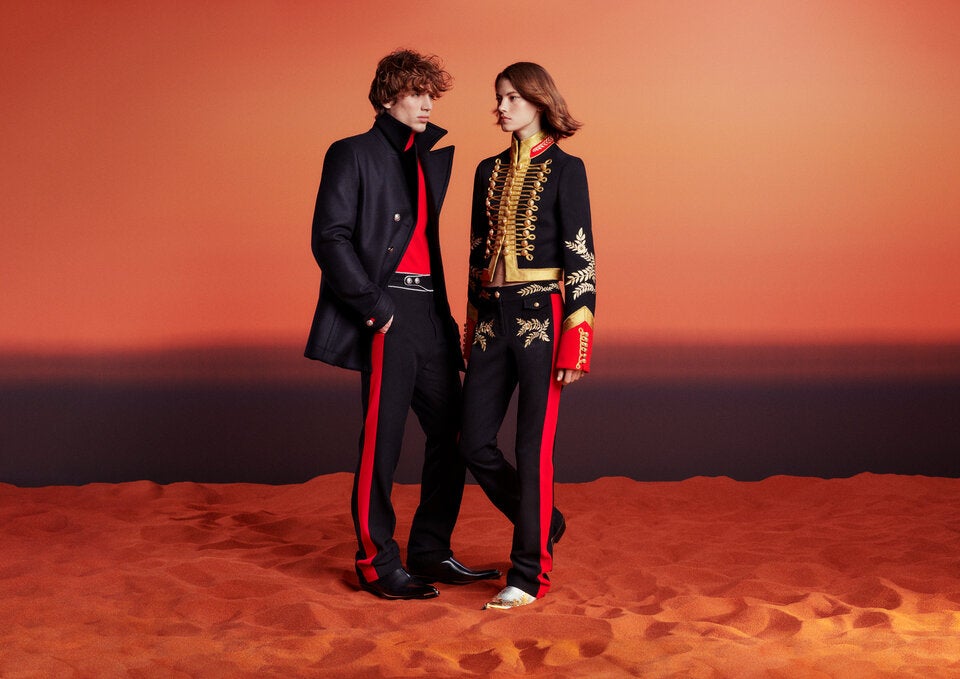 Doppelreihige Wolljacke, 299 Euro, roter Pullover, 89,99 Euro. Hose mit seitlichen Streifen, 89 Euro. Schuhe, 249 Euro (l.). Kurze Jacke im Uniform-Stil mit Stehkragen und goldenen Knöpfen, 299 Euro. Bestickte Hose mit roten Streifen, 99 Euro. Boots, 299 Euro (r.). Von Rabanne x H&M.