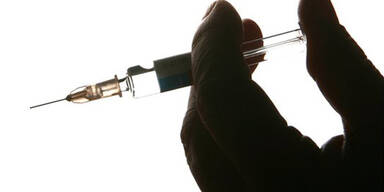 Kind mit verseuchten Spritzen gequ&auml;lt