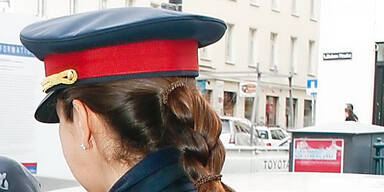 Mädchen (14) tritt Polizistin ins Spital