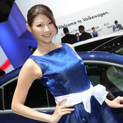 Die Girls strahlen mit den Autos um die Wette