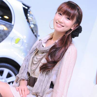 Die Girls strahlen mit den Autos um die Wette