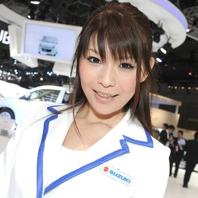 Die Girls strahlen mit den Autos um die Wette