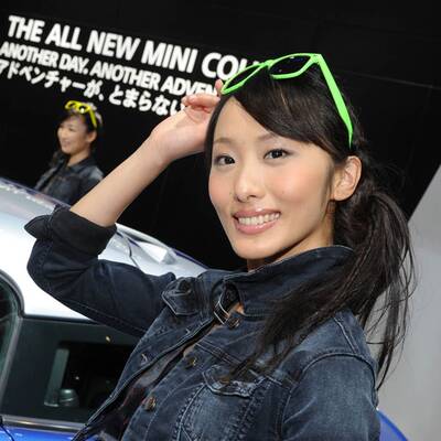 Die Girls strahlen mit den Autos um die Wette