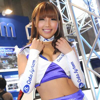 Die Girls strahlen mit den Autos um die Wette