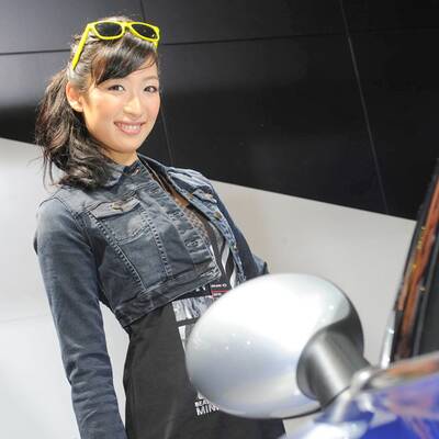 Die Girls strahlen mit den Autos um die Wette