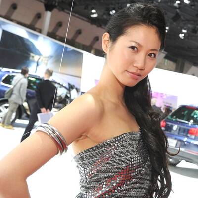 Die Girls strahlen mit den Autos um die Wette